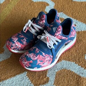 Adidas Woman’s Pureboost X Hawaiian print running shoes size 8